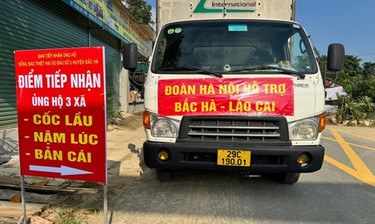 Nhiều đoàn thiện nguyện đã đến các điểm tiếp nhận, trao nhu yếu phẩm tới người dân vùng lũ. Ảnh: Hồng Thái