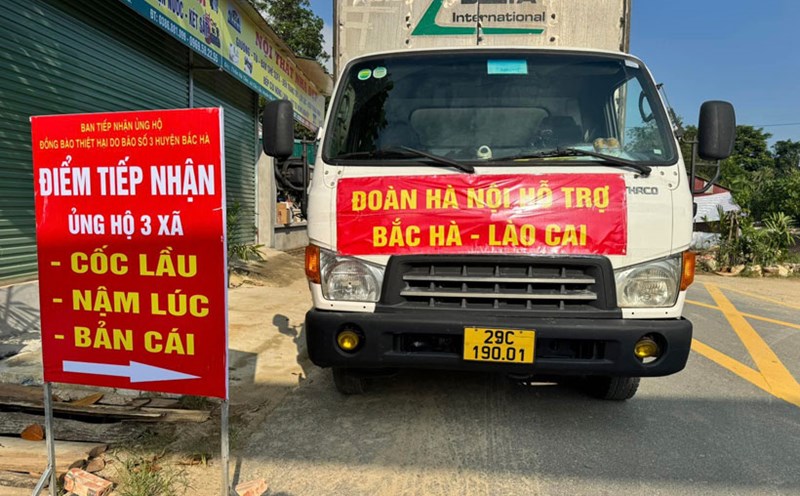 Nhiều đoàn thiện nguyện đã đến các điểm tiếp nhận, trao nhu yếu phẩm tới người dân vùng lũ. Ảnh: Hồng Thái