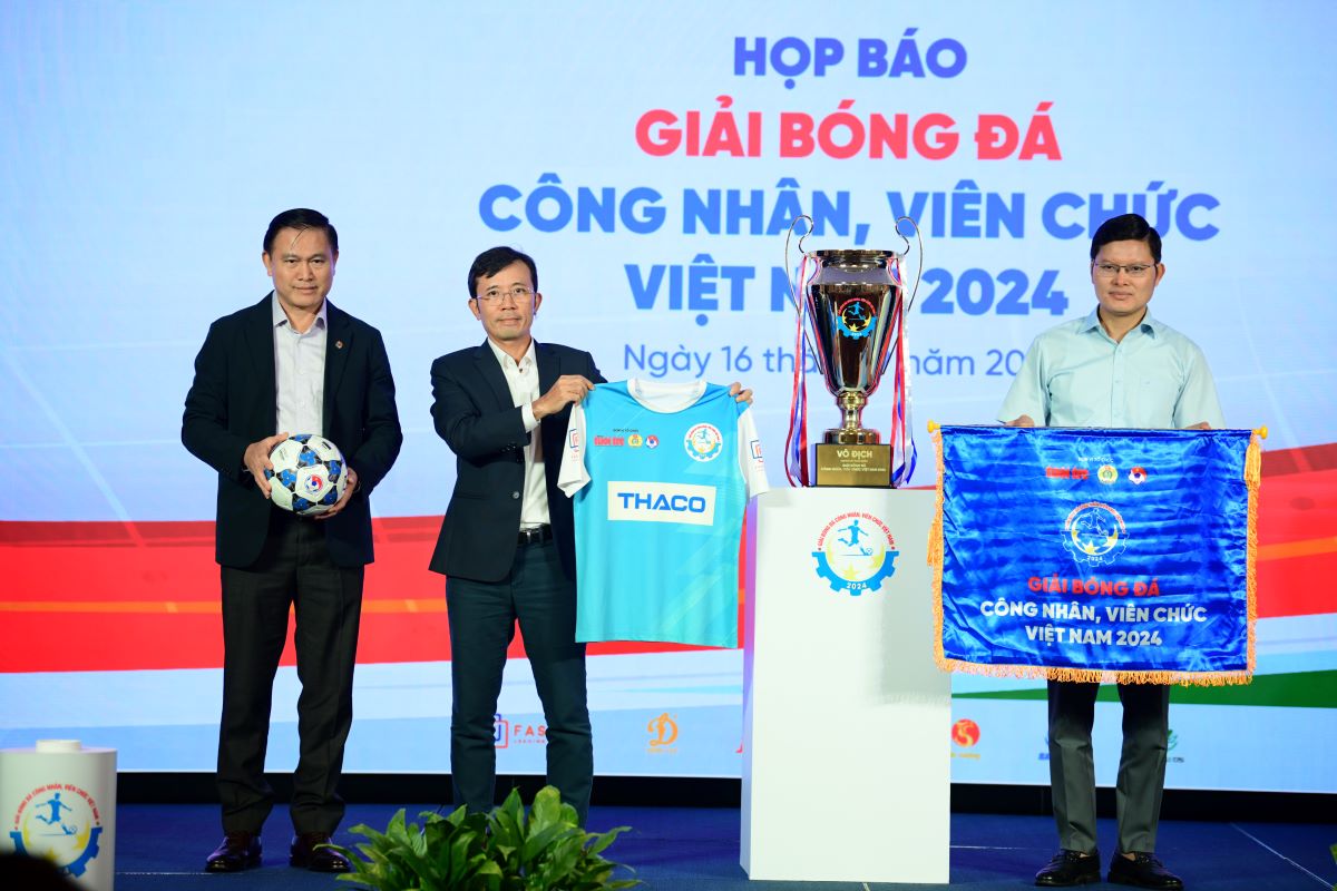 Ban tổ chức Giải Bóng đá công nhân, viên chức Việt Nam 2024 giới thiệu cúp vô địch, áo đấu, cờ lưu niệm và bóng thi đấu tại giải. Ảnh: Định Quang