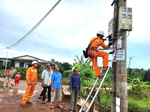 PC Đắk Nông ưu tiên nguồn lực đầu tư kéo điện về các khu vực nông thôn. Ảnh: Phan Tuấn  