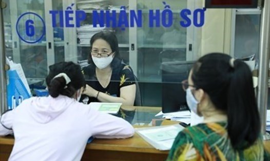 Chưa bắt buộc nhận lương hưu qua tài khoản ngân hàng. Ảnh minh họa: VGP.