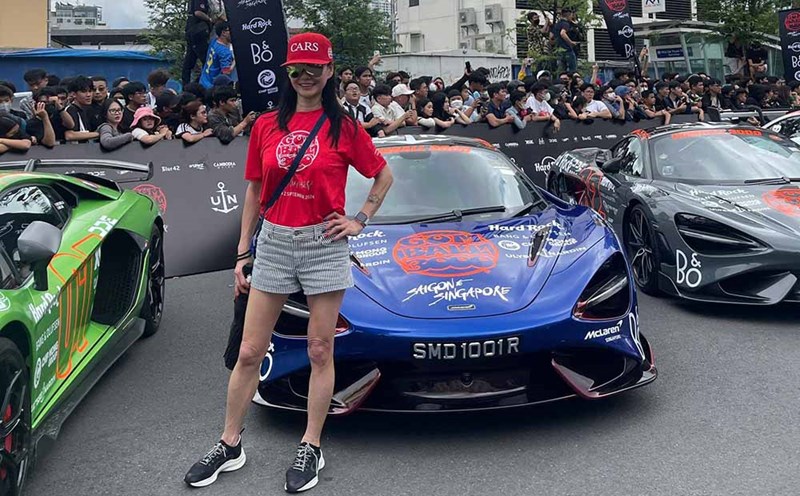 Nữ doanh nhân người Singapore Amanda Toh Steckler cầm lái siêu xe McLaren ở Gumball 3000. Ảnh: Thanh Vũ