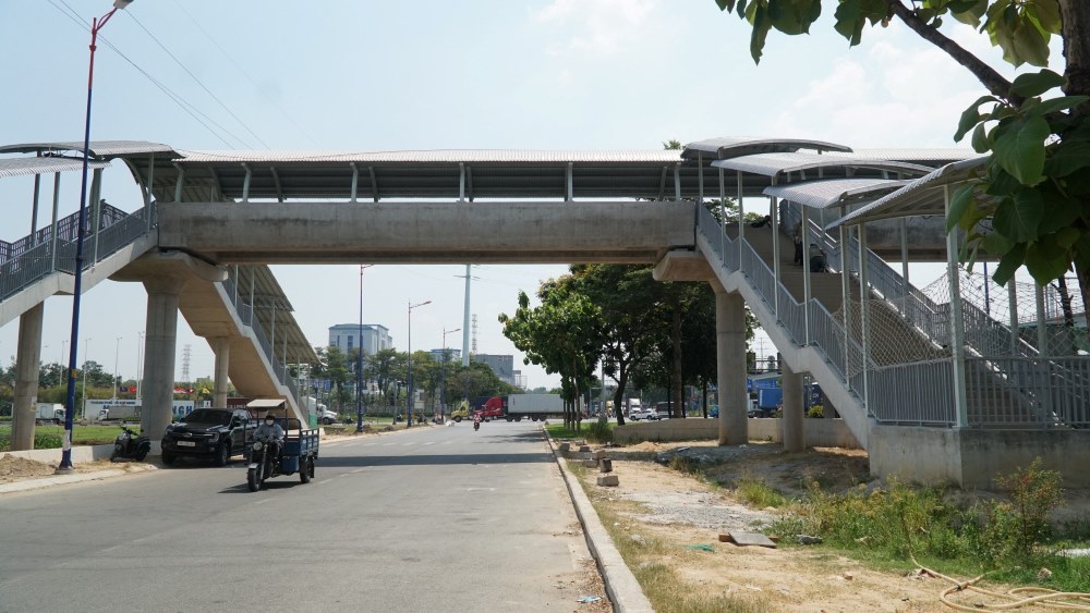    Cầu đi bộ kết nối ga Khu Công nghệ cao là công trình được thi công đầu tiên, hoàn thành hồi đầu năm nay.