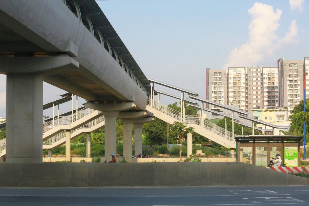 Dưới các chân cầu bộ hành được bố trí trạm xe buýt để kết nối đi các nơi.