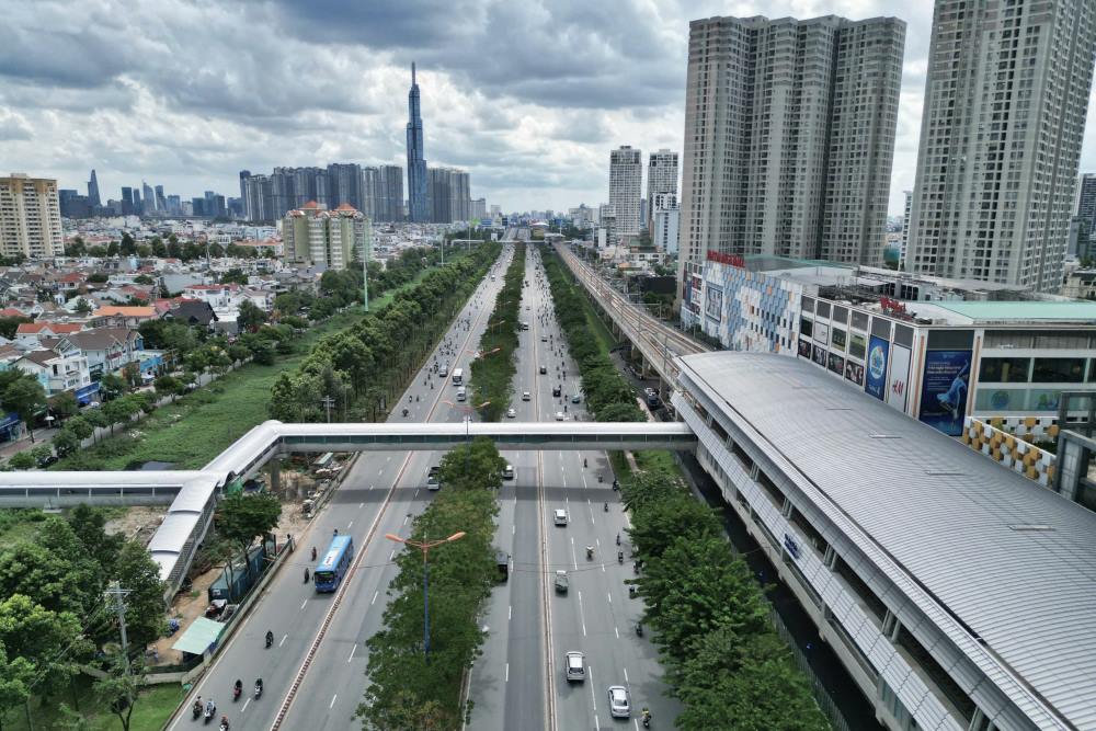 Tuyến metro số 1 (Bến Thành - Suối Tiên) có tổng chiều dài 19,7km với 11 ga trên cao. Trong đó, 9 nhà ga (từ ga Tân Cảng đến ga Đại học Quốc gia) được làm thêm cầu bộ hành kết nối với các điểm dừng xe buýt và khu dân cư 2 bên xa lộ Hà Nội và đường Võ Nguyên Giáp. 