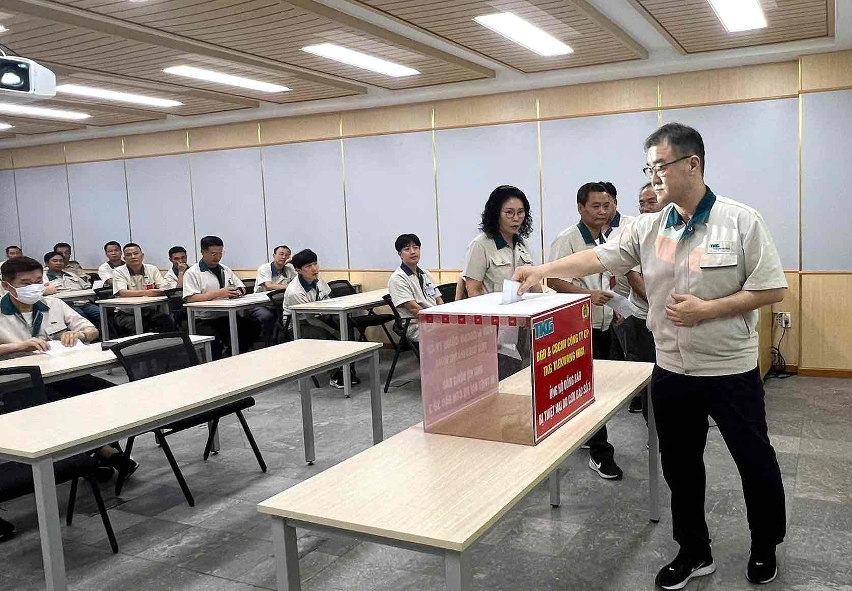 Ban giam doc Cong ty CP TKG Taekwang Vina ung ho 1,5 ti dong ho tro nguoi dan mien Bac khac phuc thiet hai do bao so 3 gay ra. Anh: HAC