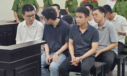 Nhóm bị cáo trong vụ án phát tán mã độc, chiếm đoạt dữ liệu tại phiên tòa sơ thẩm. Ảnh: Quang Việt