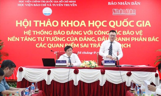 Ủy viên Trung ương Đảng, Tổng Biên tập Báo Nhân Dân, Phó trưởng Ban Tuyên giáo Trung ương, Chủ tịch Hội Nhà báo Việt Nam Lê Quốc Minh phát biểu tại Hội thảo. Ảnh: T.Vương