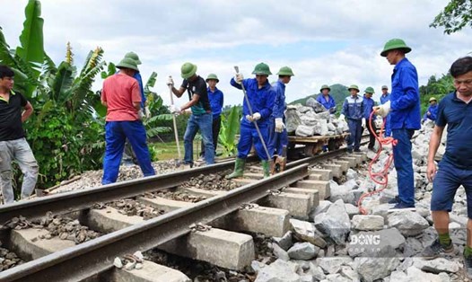 Đường sắt đã khắc phục những điểm hư hỏng trên tuyến Hà Nội - Lào Cai. Ảnh: Đinh Đại