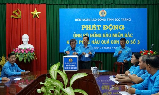 Lãnh đạo, cán bộ Công đoàn chuyên trách trong tỉnh Sóc Trăng ủng hộ đồng bào miền Bắc. Ảnh: Trường Khoa