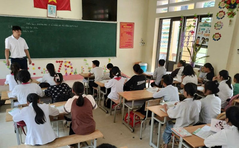 Hàng loạt trường học ở Lào Cai cho học sinh đi học trở lại sau thời gian dài nghỉ bão. Ảnh: Thanh Huệ