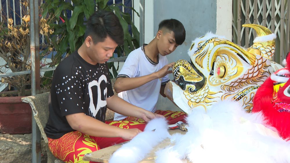 Nghề làm đầu lân truyền thống mùa trung thu tại Đà Nẵng. Ảnh: Trần Thi