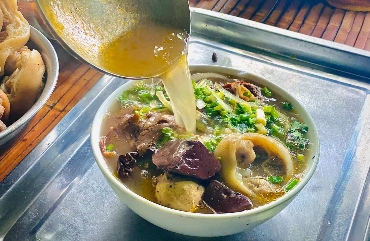 Nước dùng bún bò Huế có vị ngọt từ xương hầm và dứa. Ảnh: Minh Thương