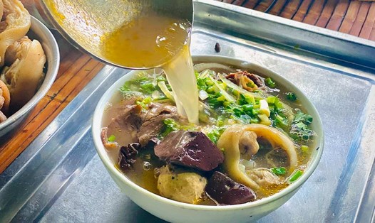 Nước dùng bún bò Huế có vị ngọt từ xương hầm và dứa. Ảnh: Minh Thương