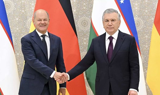 Tổng thống Uzbekistan Shavkat Mirziyoyev (phải) tiếp Thủ tướng Đức Olaf Scholz ngày 15.9.2024. Ảnh: Văn phòng Báo chí Tổng thống Uzbekistan