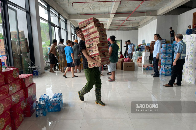 Viec ung ho nguoi dan khu vuc bao lu can phai thong qua cac kenh chinh thong, uy tin de han che rui ro lua dao. Anh: Dinh Dai