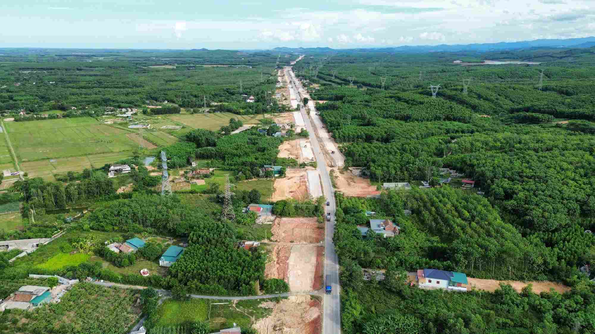 Mặt bằng cao tốc Bắc - Nam qua tỉnh Quảng Bình vẫn còn vướng. Ảnh: Công Sáng