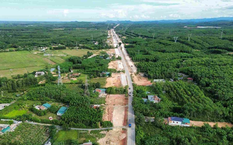 Mặt bằng cao tốc Bắc - Nam qua tỉnh Quảng Bình vẫn còn vướng. Ảnh: Công Sáng