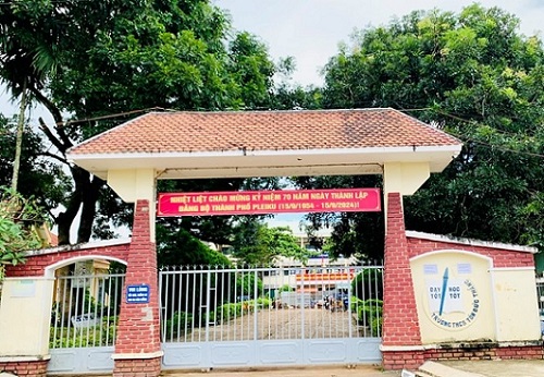 Cơ quan chức năng đang làm rõ vụ nghi ngờ ngộ độc thực phẩm tại Trường THCS Tôn Đức Thắng. Ảnh: Thanh Tuấn 