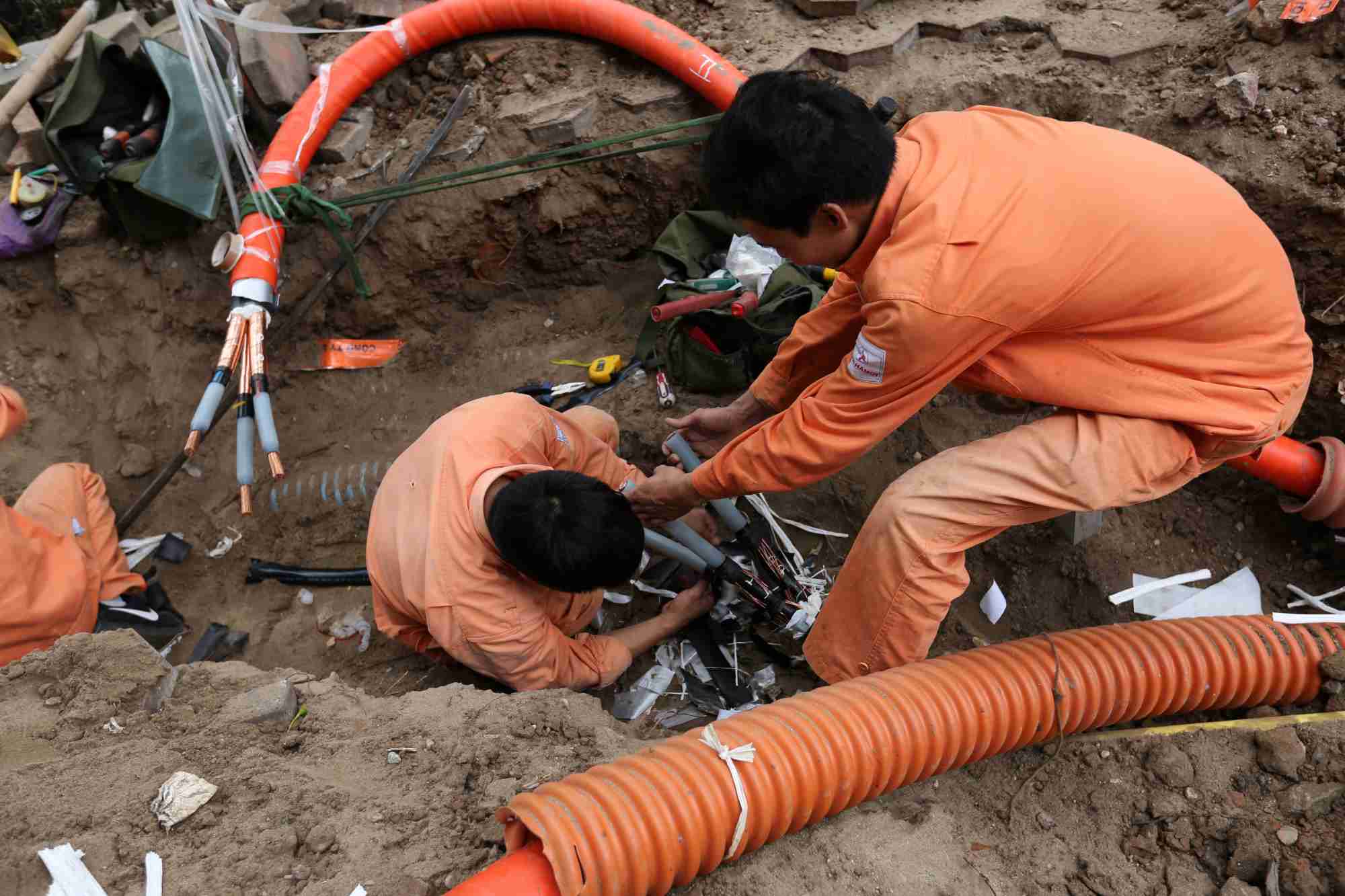 Ngành điện nỗ lực hạ ngầm lưới điện, giúp giảm thiệt hại sau bão. Ảnh: Hải Nguyễn