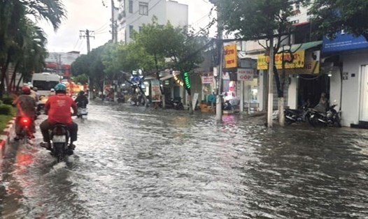 Nhiều tuyến đường tại thành phố Bạc Liêu ngập sau cơn mưa lớn. Ảnh: Nhật Hồ