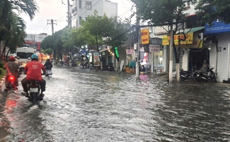 Nhiều tuyến đường tại thành phố Bạc Liêu ngập sau cơn mưa lớn. Ảnh: Nhật Hồ