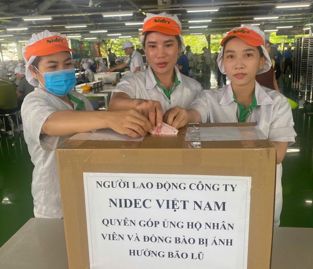 Người lao động Công ty Nidec Việt Nam đóng góp ủng hộ đồng bào miền Bắc bị thiệt hại do bão lụt. Ảnh: Đức Long