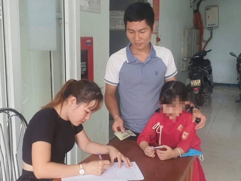 Công nhân Đà Nẵng bớt tiền sinh hoạt ủng hộ vùng lũ. Ảnh: Nguyễn Linh