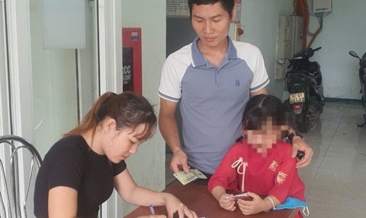 Công nhân Đà Nẵng bớt tiền sinh hoạt ủng hộ vùng lũ. Ảnh: Nguyễn Linh