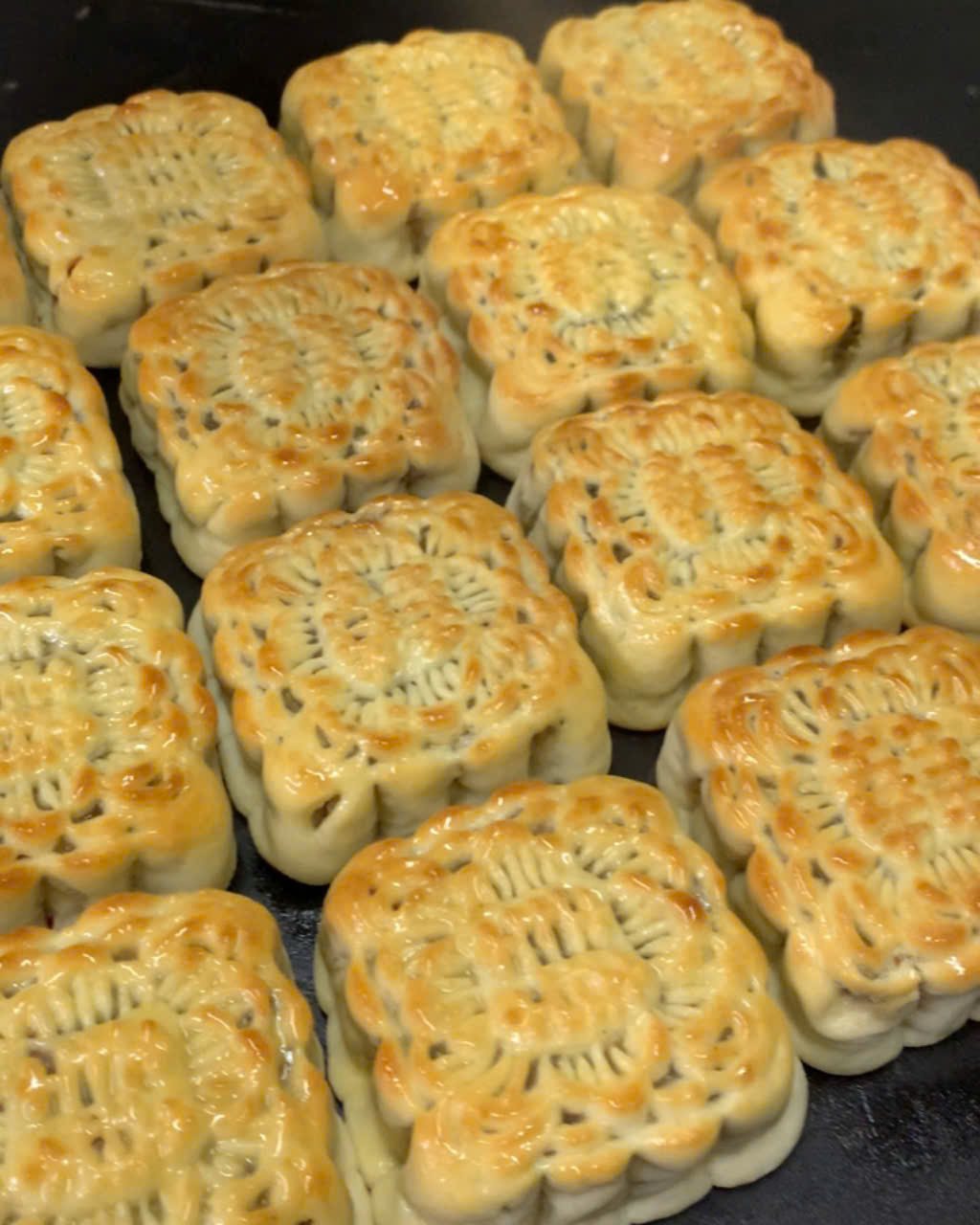 Bánh Trung thu được làm thủ công. Ảnh: Trọng Thanh