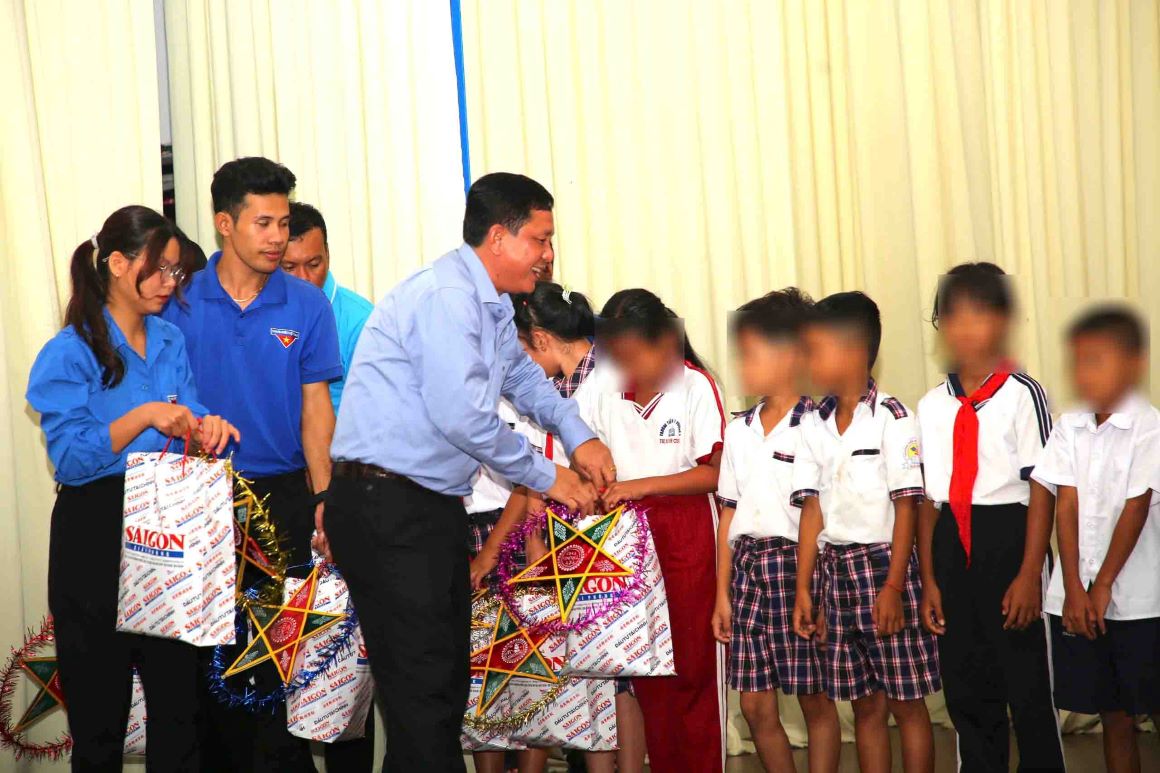 Ông Dương Sà Kha - Ủy viên Ban thường vụ Tỉnh ủy, Bí thư Thị ủy Vĩnh Châu (tỉnh Sóc Trăng) tặng quà Trung thu cho các em thiếu nhi. Ảnh: Phương Anh