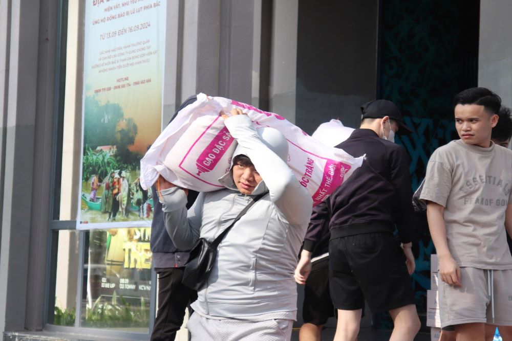 Hơn 5 tấn gạo từ Đà Nẵng gửi ra người dân vùng lũ. Ảnh: Nguyễn Linh