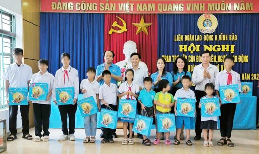 LĐLĐ TP Hải Phòng tặng quà cho con đoàn viên có hoàn cảnh khó khăn của huyện Vĩnh Bảo. Ảnh: Duy Lân