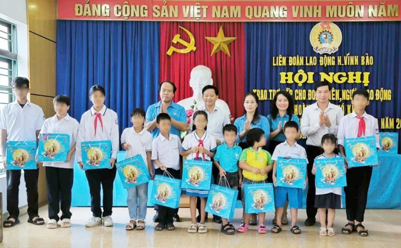 LĐLĐ TP Hải Phòng tặng quà cho con đoàn viên có hoàn cảnh khó khăn của huyện Vĩnh Bảo. Ảnh: Duy Lân