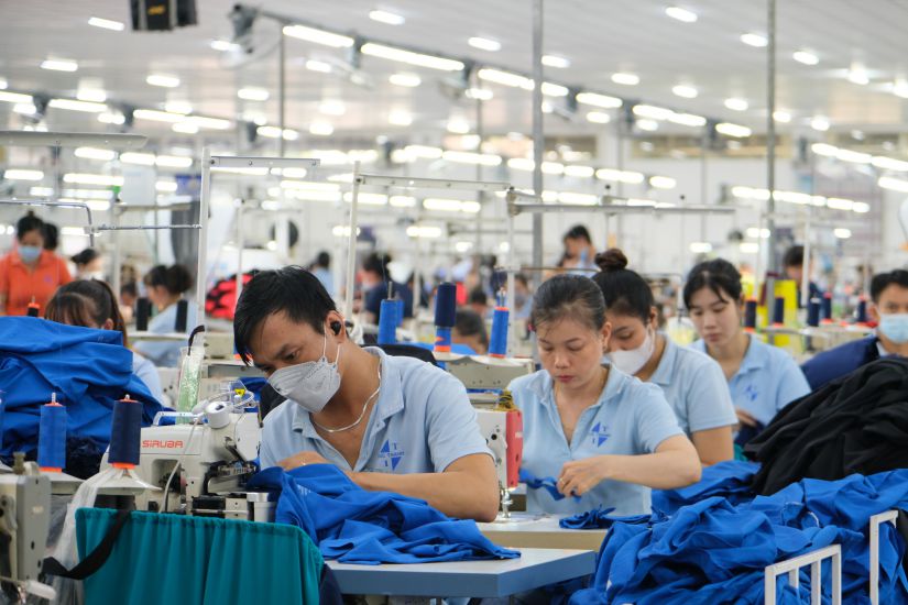 Công nhân đẩy mạnh sản xuất tại Công ty TNHH May xuất nhập khẩu Đức Thành, An Giang. Ảnh: Phong Linh