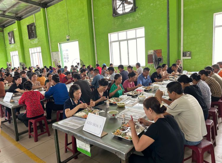 Công nhân Công ty Cổ phần Công nghiệp Ngũ Kim Fortress tham gia Bữa cơm Công đoàn. Ảnh: Lương Hà