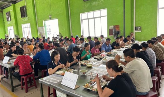 Công nhân Công ty Cổ phần Công nghiệp Ngũ Kim Fortress tham gia Bữa cơm Công đoàn. Ảnh: Lương Hà