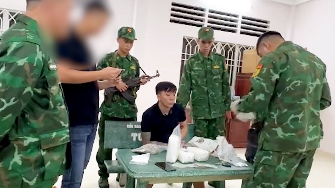 Bắt đối tượng vận chuyển ma túy. Ảnh: Biên phòng cung cấp