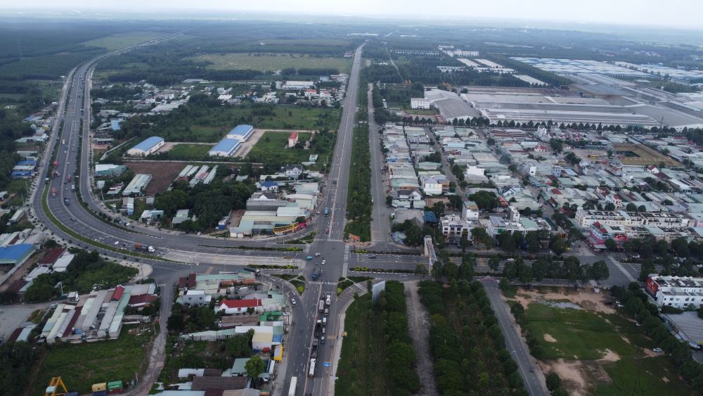 Ha tang giao thong Khu cong nghiep Bau Bang ket noi voi 2 truc duong chinh la Quoc lo 13 voi 6 lan xe va duong My Phuoc Tan Van 10 lan xe. Anh: Dinh Trong