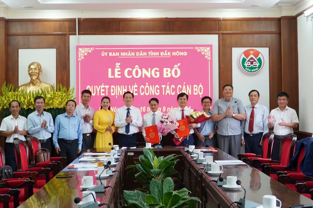 Ông Châu Ngọc Lương (bên phải), nhận quyết định bổ nhiệm. Ảnh: Hoàng Hoài