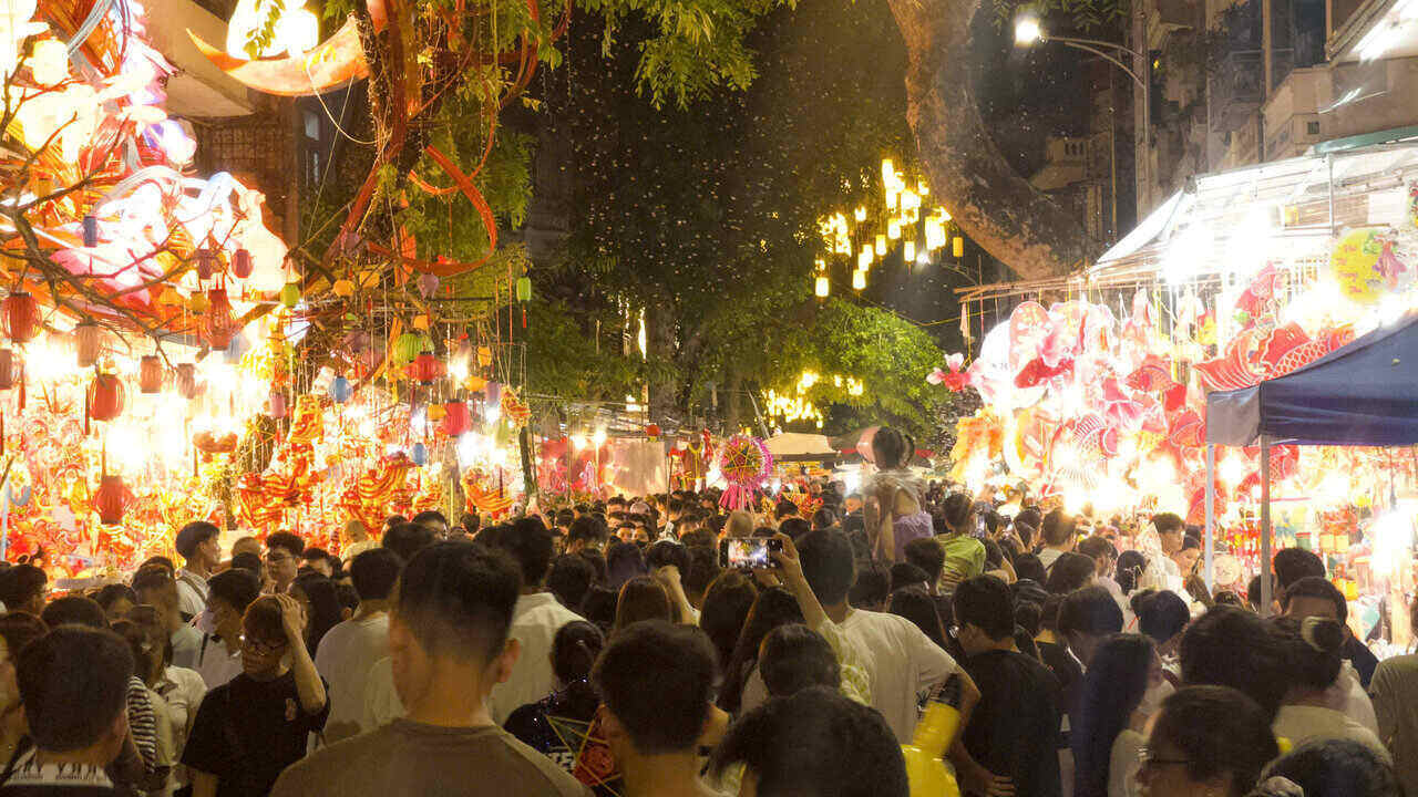 Cang ve dem, dong nguoi do ve pho Hang Ma ngay mot dong hon. Anh: Lam Phu