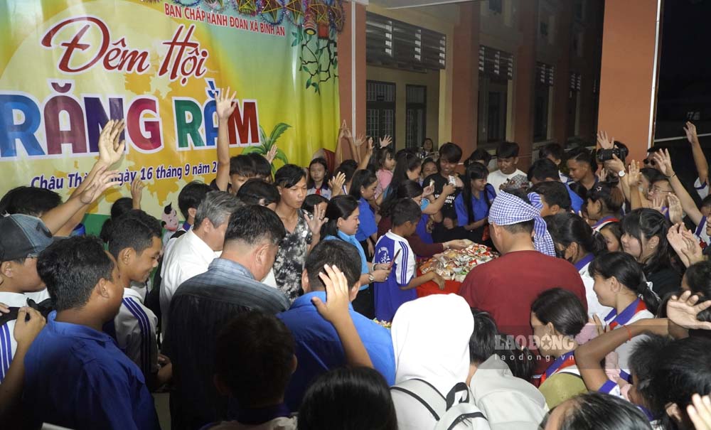 Cac em thieu nhi tham gia pha co Trung thu. Anh: Nguyen Anh