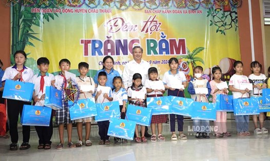 400 phần quà Trung thu tặng con đoàn viên, CNLĐ có hoàn cảnh khó khăn ở Khu Cảng cá Tắc Cậu. Ảnh: Nguyên Anh