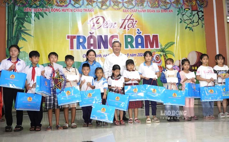 400 phần quà Trung thu tặng con đoàn viên, CNLĐ có hoàn cảnh khó khăn ở Khu Cảng cá Tắc Cậu. Ảnh: Nguyên Anh