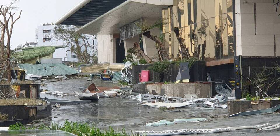 Nhiều khách sạn lớn ở Hạ Long, tỉnh Quảng Ninh bị thiệt hại nặng trong bão số 3. Ảnh: Nguyễn Hùng