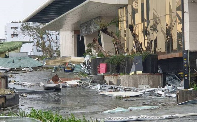 Nhiều khách sạn lớn ở Hạ Long, tỉnh Quảng Ninh bị thiệt hại nặng trong bão số 3. Ảnh: Nguyễn Hùng