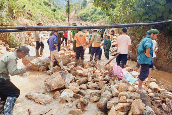 Lực lượng chức năng tìm kiếm các nạn nhân mất tích do sạt lở và lũ cuốn. Ảnh: Ban Chỉ huy PCTT và Tìm kiếm cứu nạn Bắc Hà.