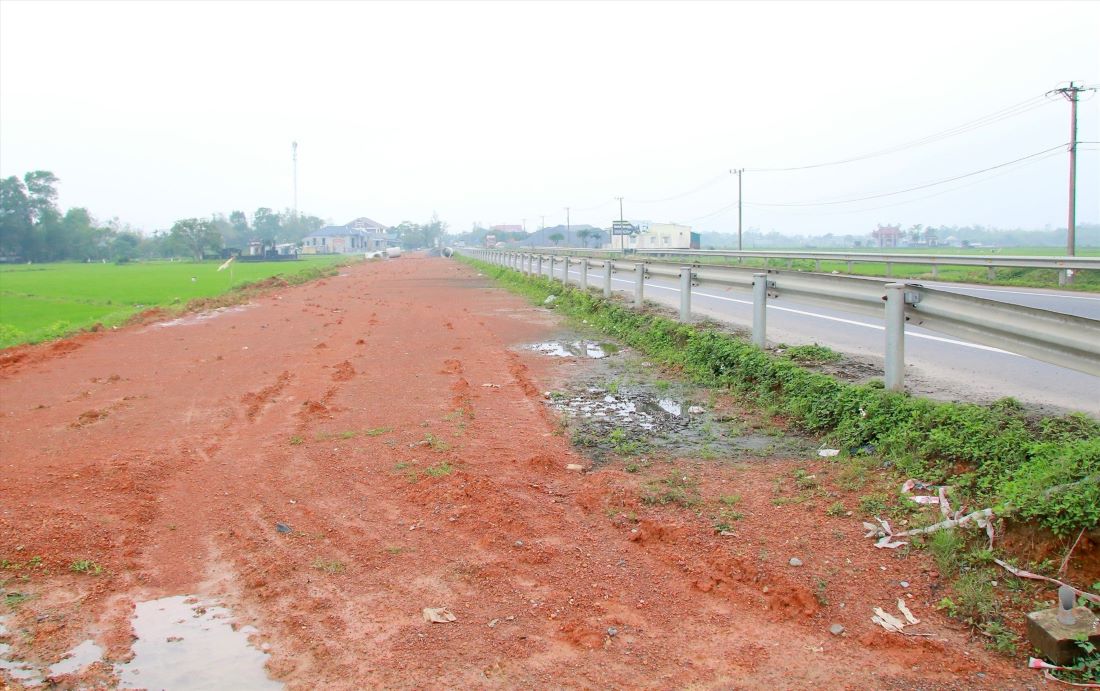 Không chỉ dự án đường tránh lũ ở huyện Gio Linh, mà tại tỉnh Quảng Trị, có nhiều dự án đường giao thông chưa được bố trí vốn để triển khai. Trong ảnh là dự án mở rộng Quốc lộ 9 dang dở sau khi bị cắt vốn. Ảnh: Hưng Thơ.