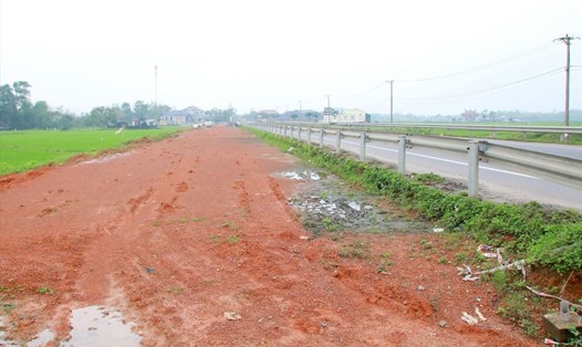 Không chỉ dự án đường tránh lũ ở huyện Gio Linh, mà tại tỉnh Quảng Trị, có nhiều dự án đường giao thông chưa được bố trí vốn để triển khai. Trong ảnh là dự án mở rộng Quốc lộ 9 dang dở sau khi bị cắt vốn. Ảnh: Hưng Thơ.