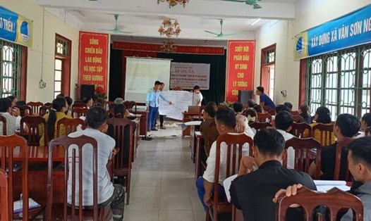 Huyện Tân Lạc tăng cường nâng cao hiểu biết pháp luật cho đồng bào dân tộc thiểu số. Ảnh: Vân Anh